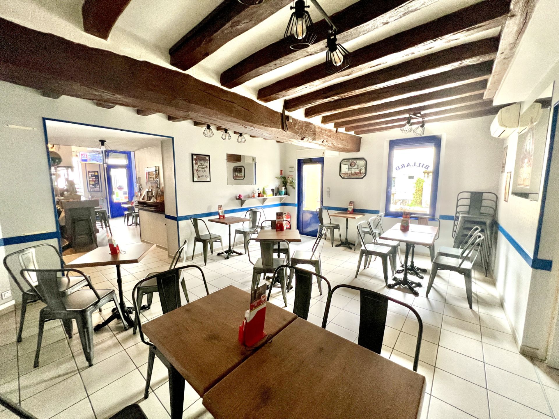 building 8 Rooms for sale on Longué-Jumelles (49160)
