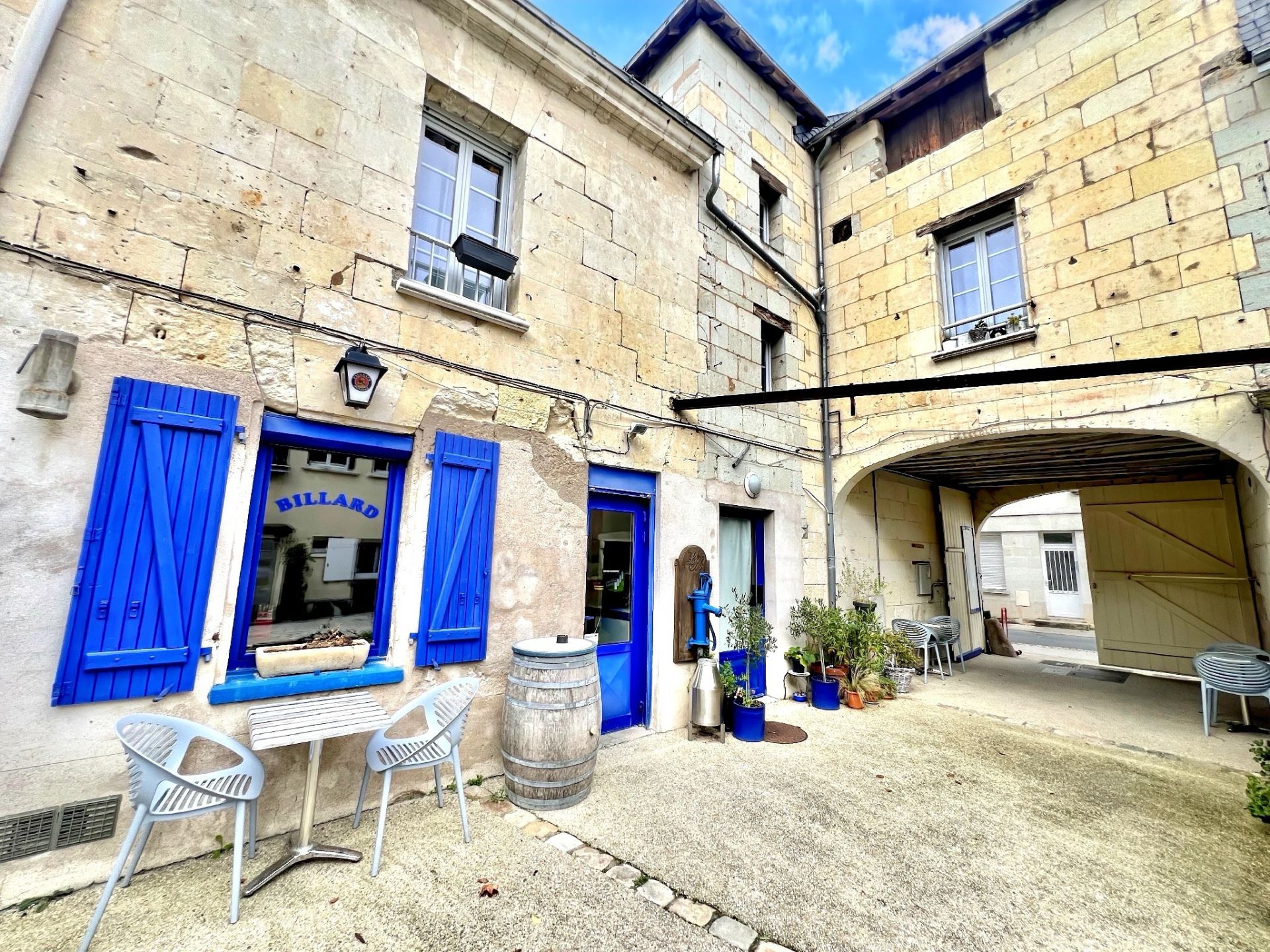 building 8 Rooms for sale on Longué-Jumelles (49160)