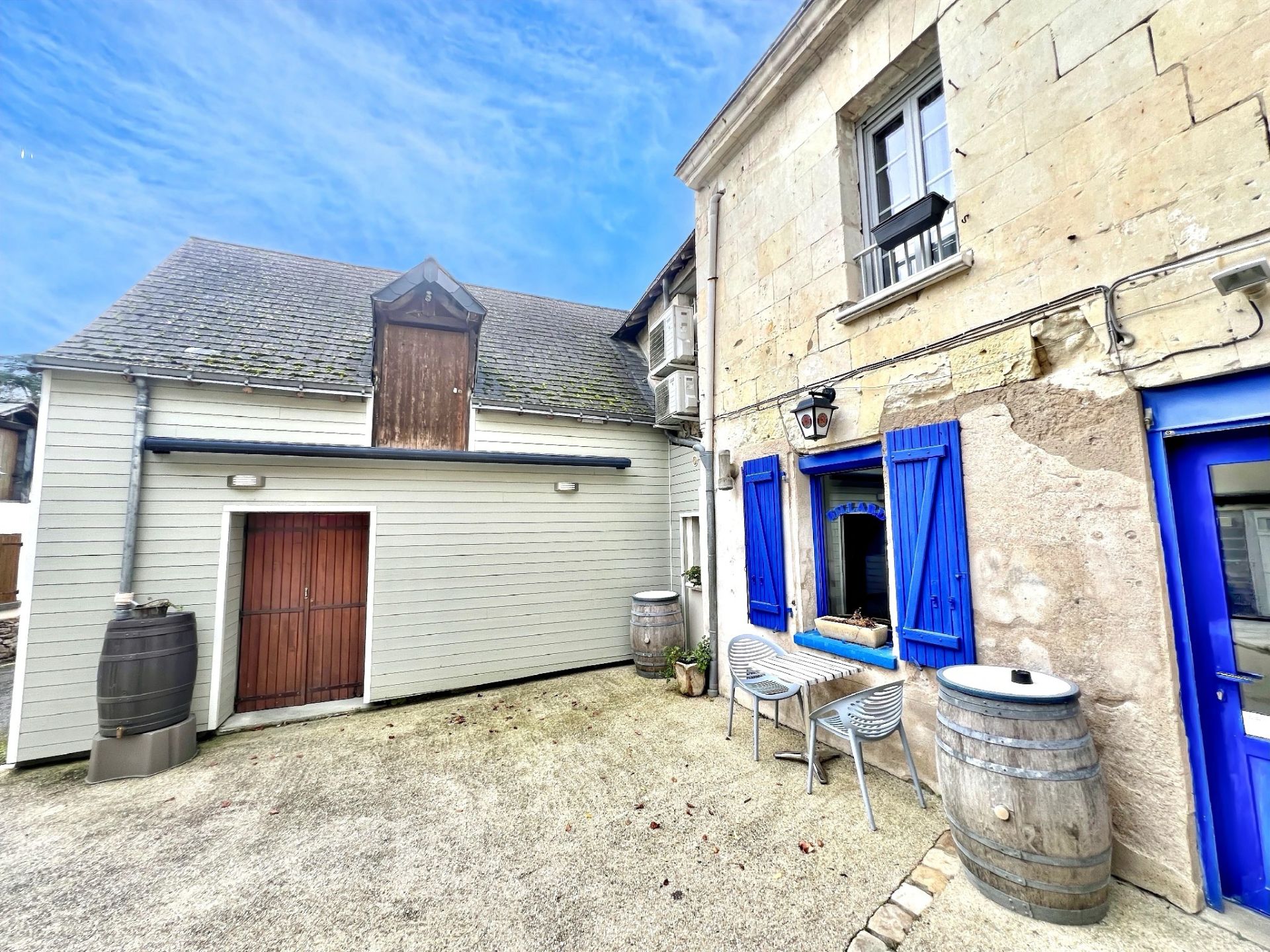 building 8 Rooms for sale on Longué-Jumelles (49160)