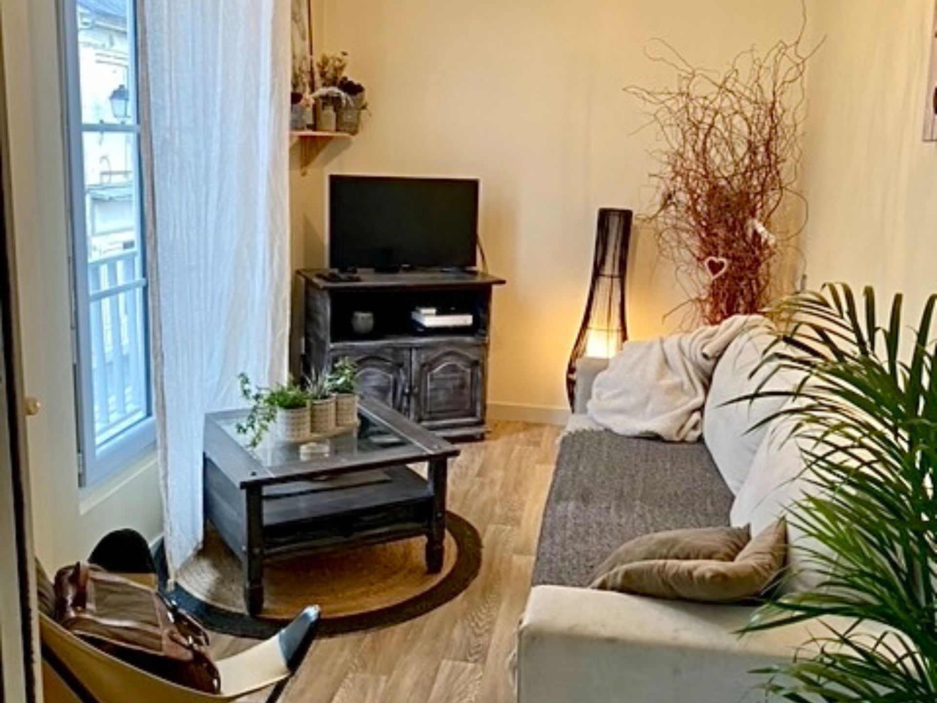 building 8 Rooms for sale on Longué-Jumelles (49160)