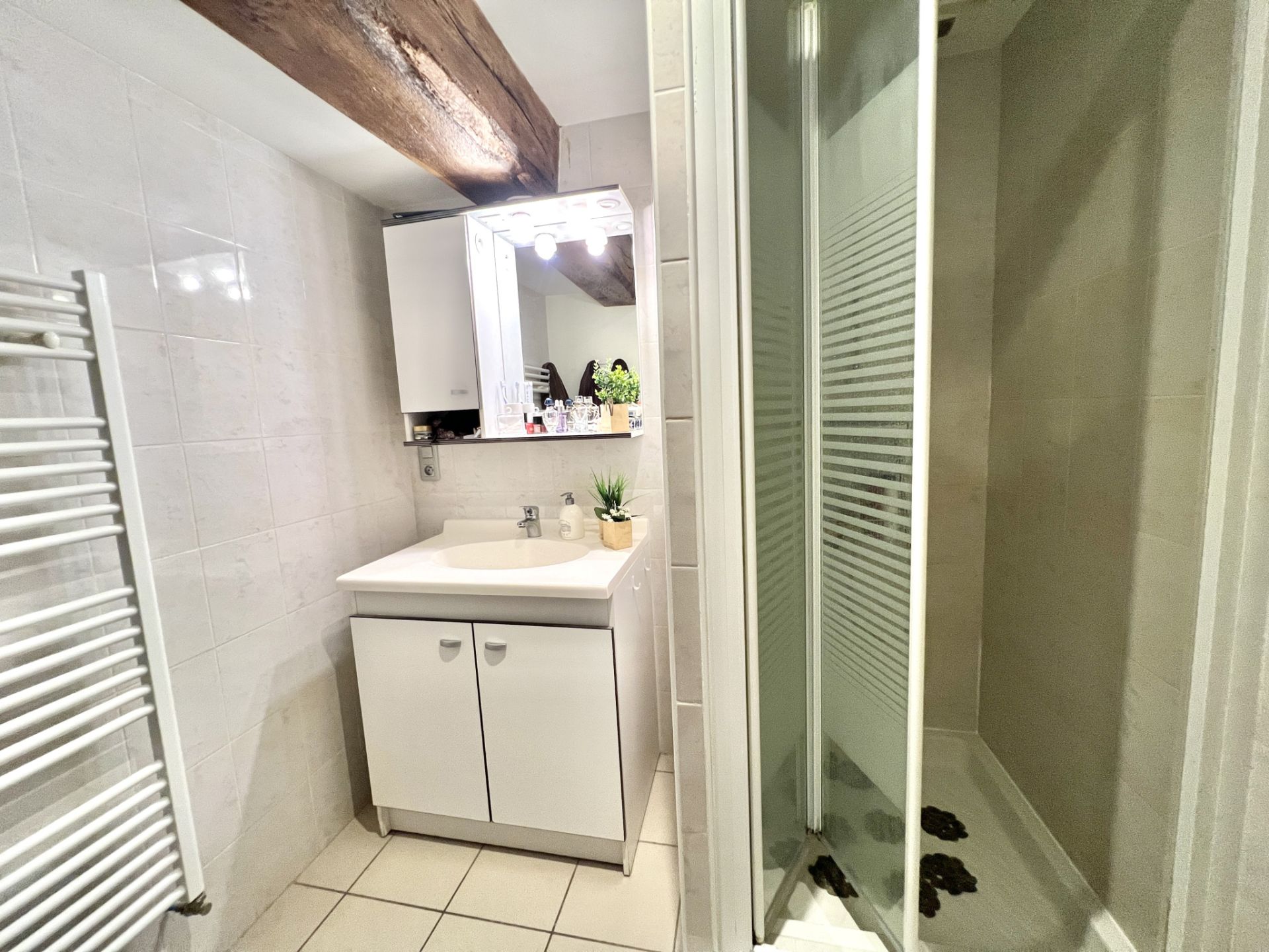 building 8 Rooms for sale on Longué-Jumelles (49160)