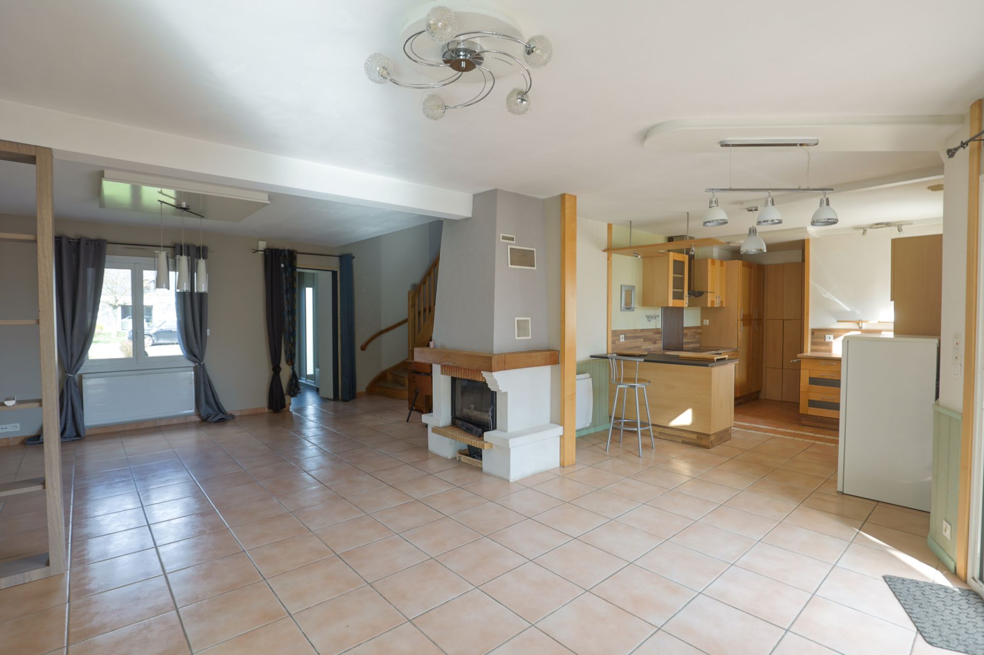 house 8 Rooms for sale on Angers (49000)