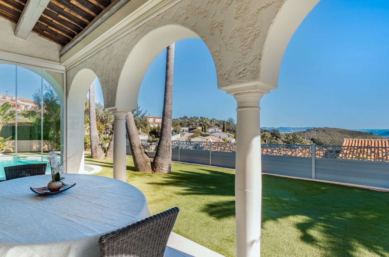 villa 5 Rooms for sale on Fréjus (83600)