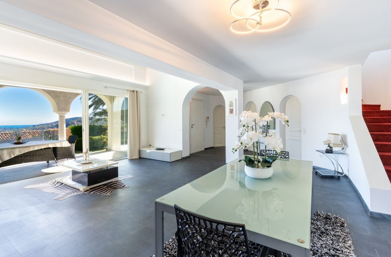 villa 5 Rooms for sale on Fréjus (83600)