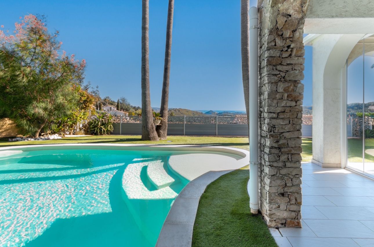 villa 5 Rooms for sale on Fréjus (83600)