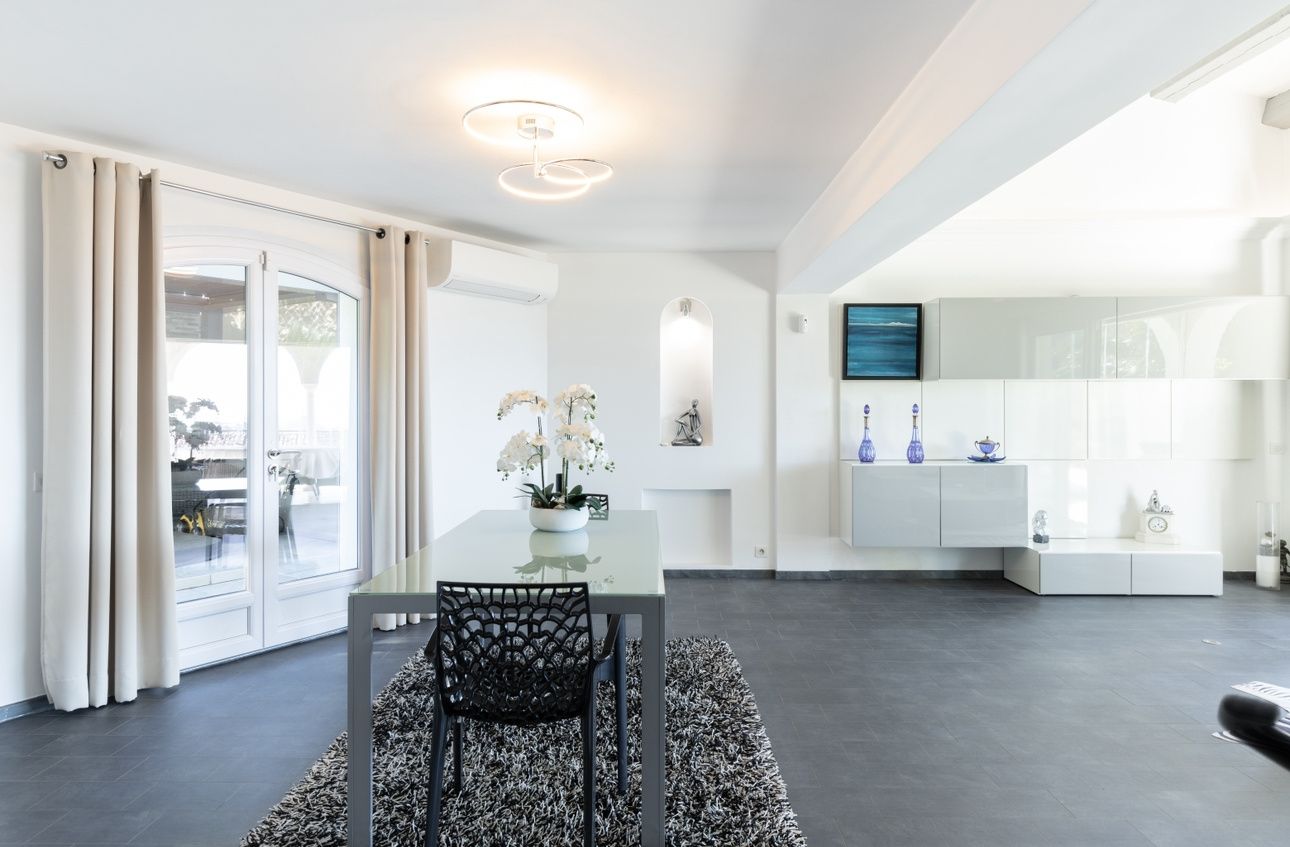 villa 5 Rooms for sale on Fréjus (83600)