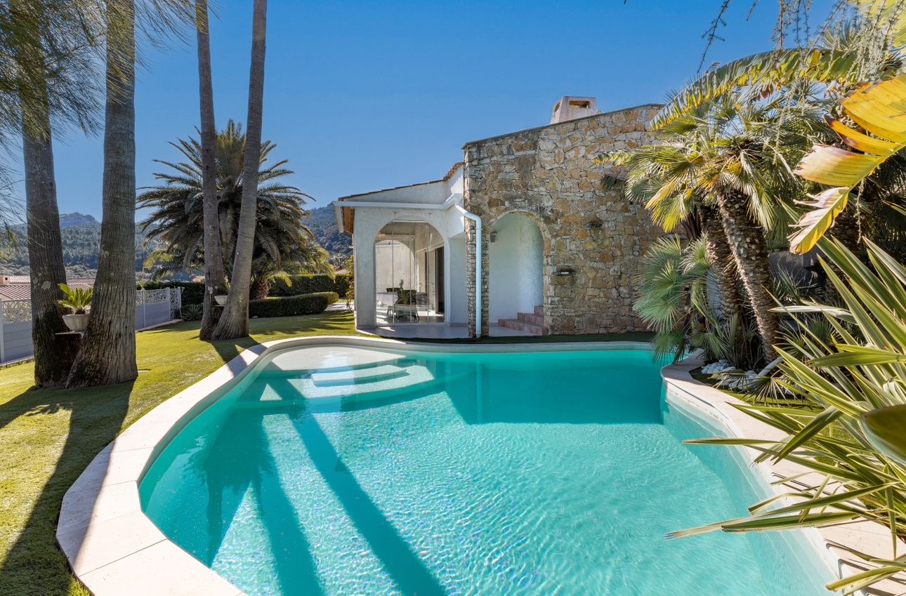 villa 5 Rooms for sale on Fréjus (83600)