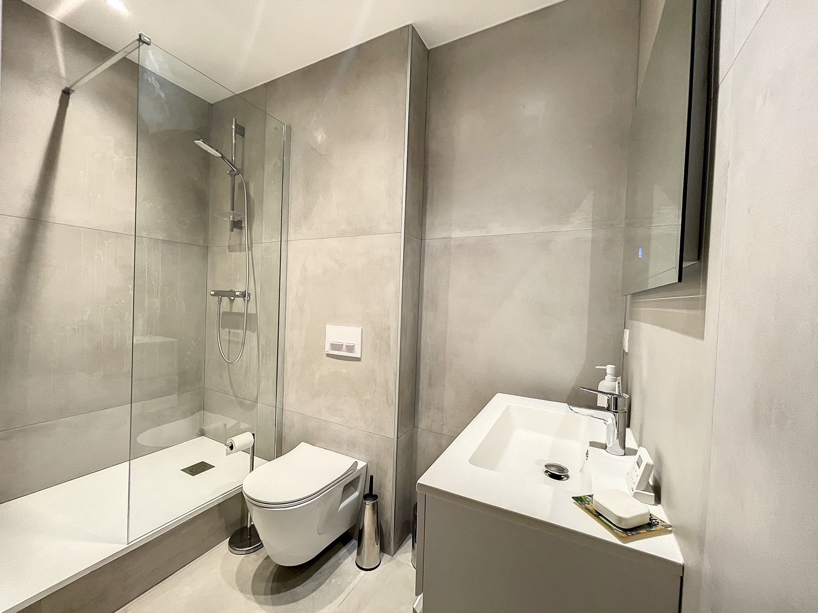 apartment 4 Rooms for sale on Cannes (06400)