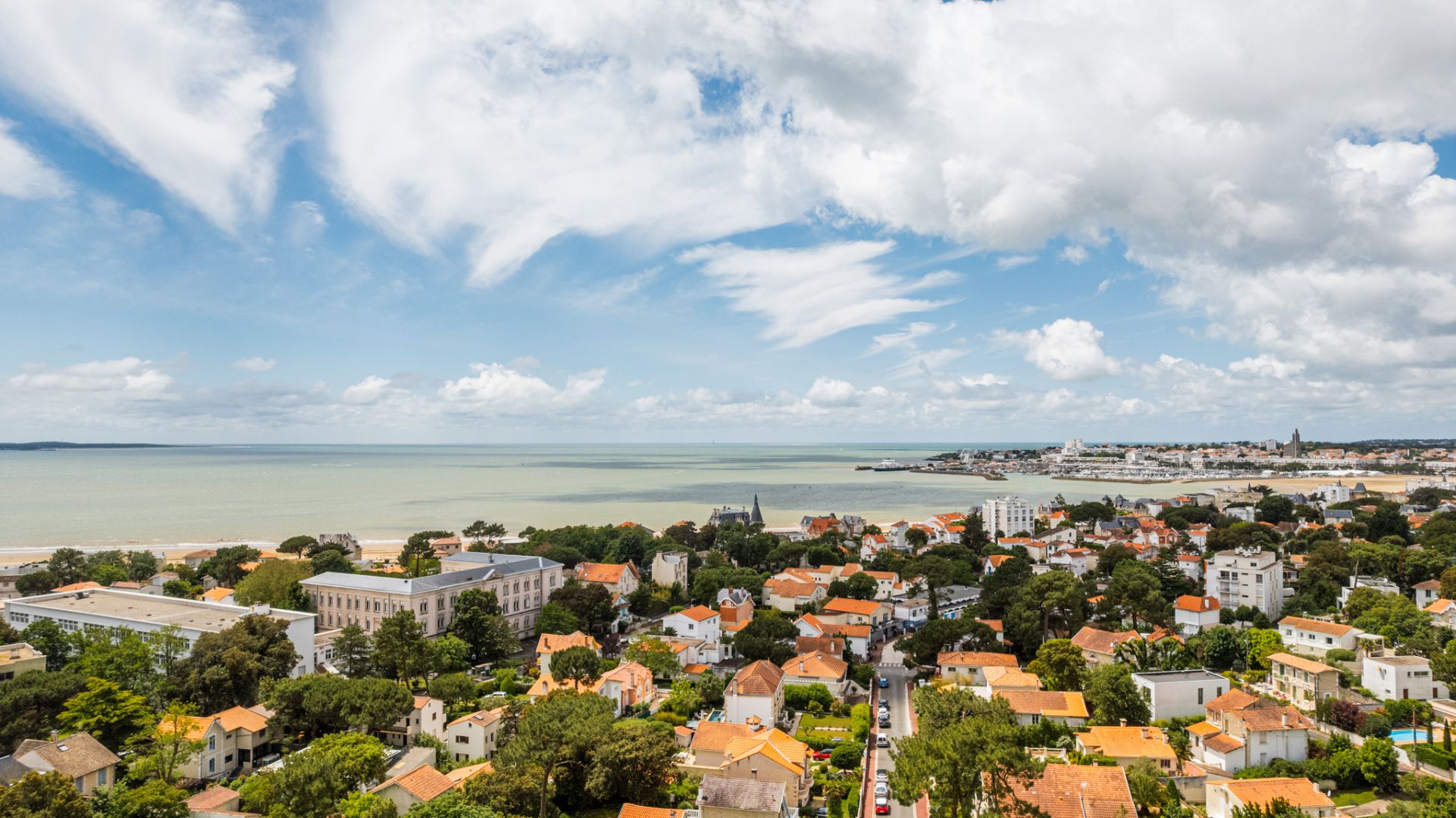 villa 9 Rooms for sale on Royan (17200)