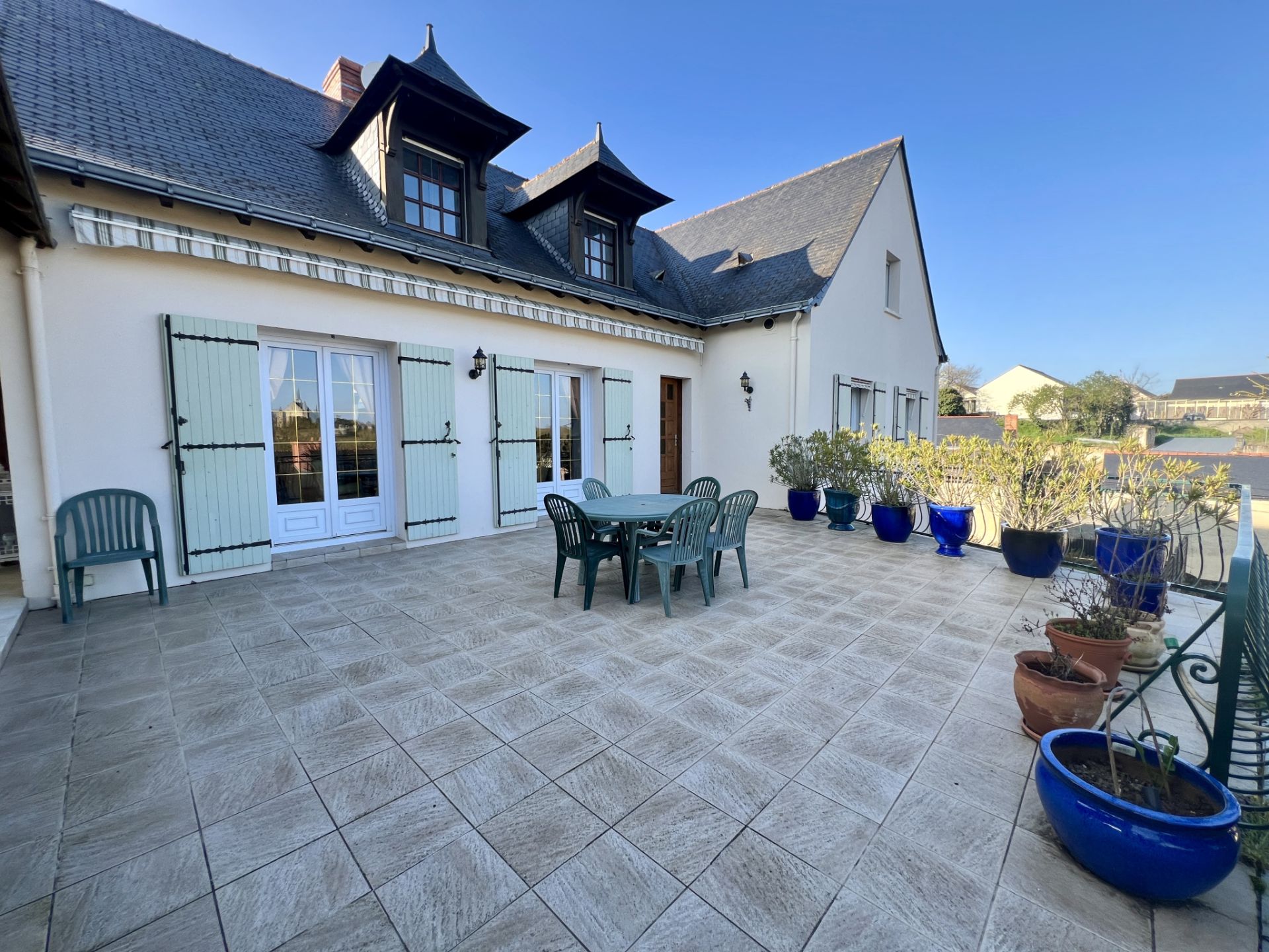 house 9 Rooms for sale on Montreuil-Bellay (49260)