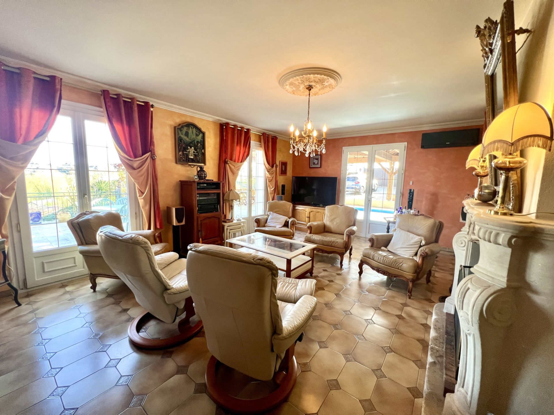 house 9 Rooms for sale on Montreuil-Bellay (49260)