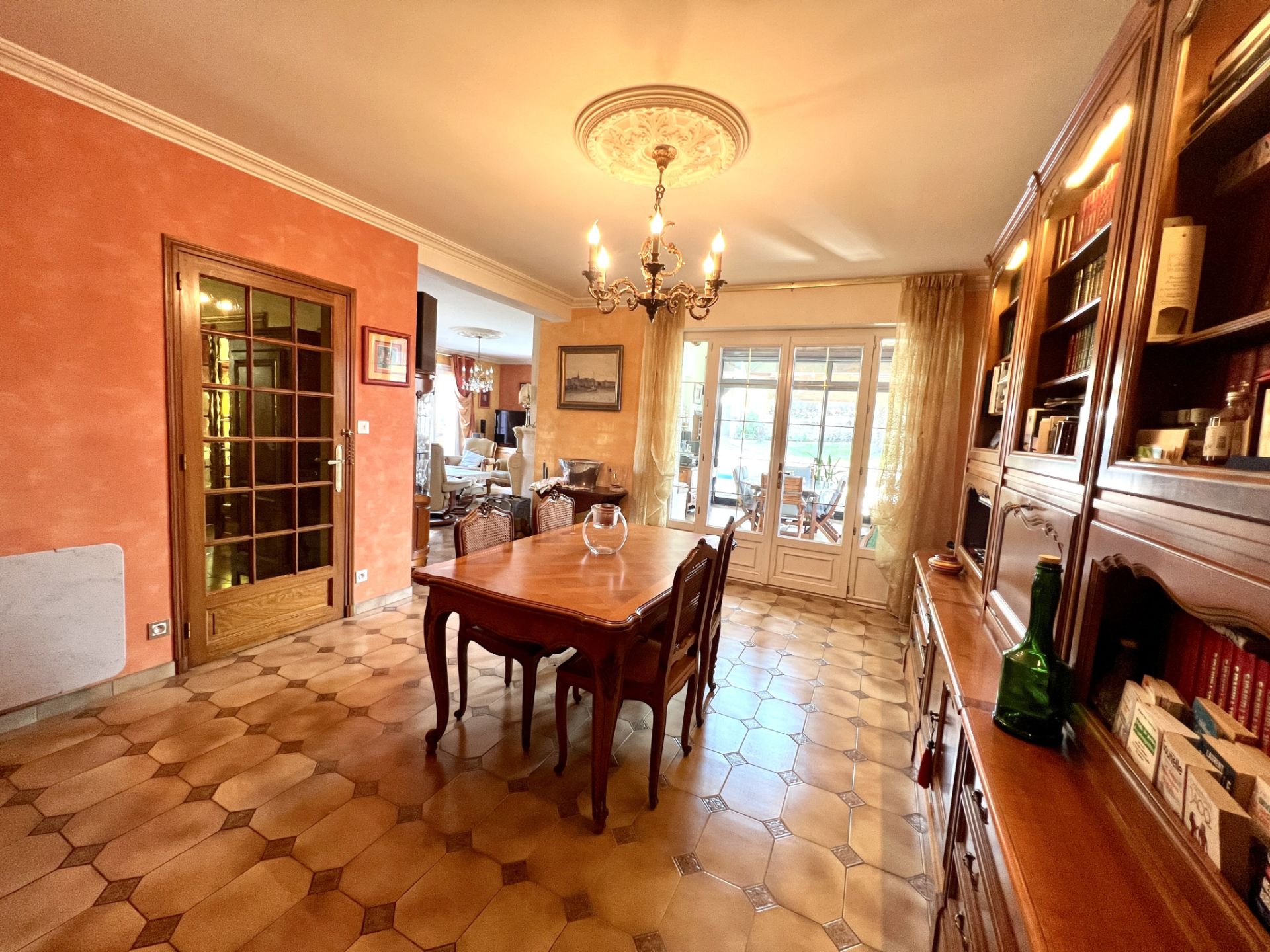 house 9 Rooms for sale on Montreuil-Bellay (49260)