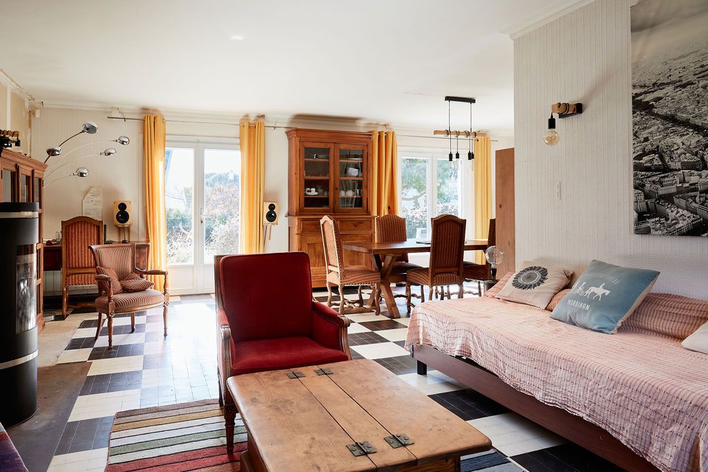 house 6 Rooms for sale on Carnac (56340)