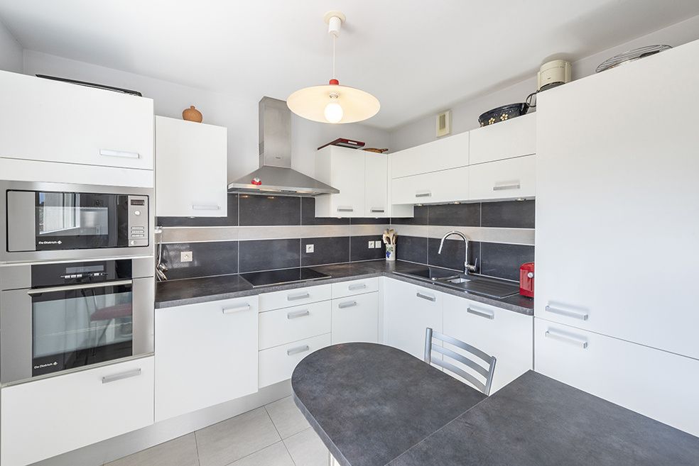 apartment 4 Rooms for sale on Saint-Raphaël (83700)