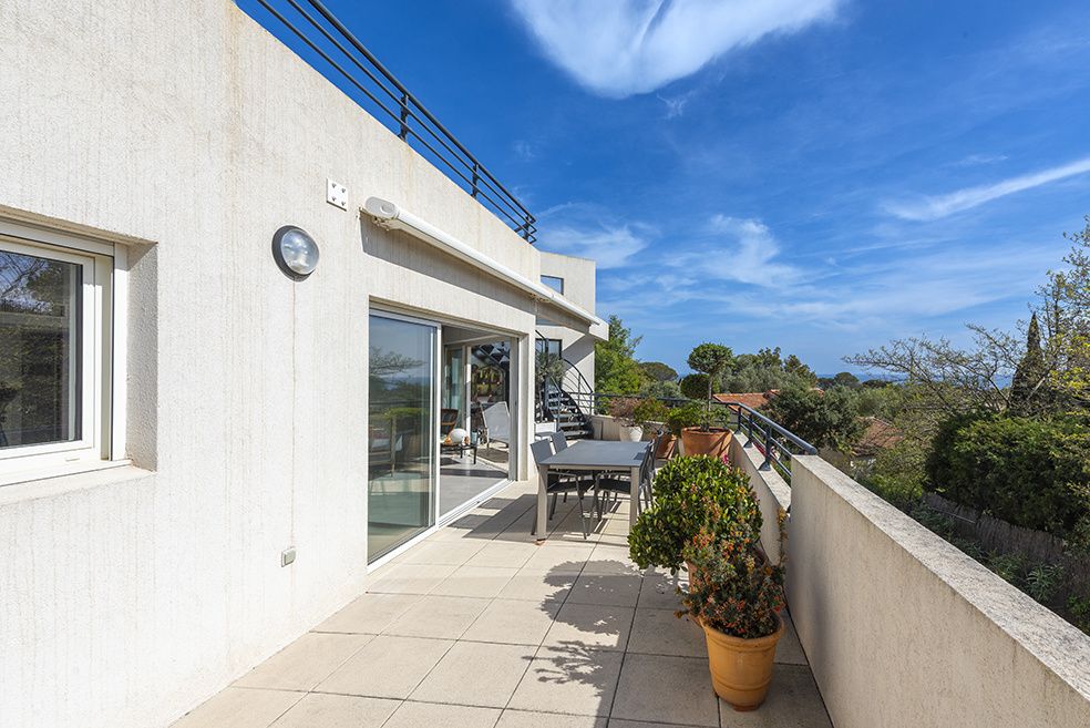 apartment 4 Rooms for sale on Saint-Raphaël (83700)
