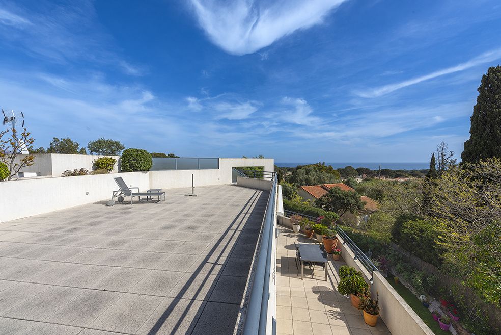 apartment 4 Rooms for sale on Saint-Raphaël (83700)