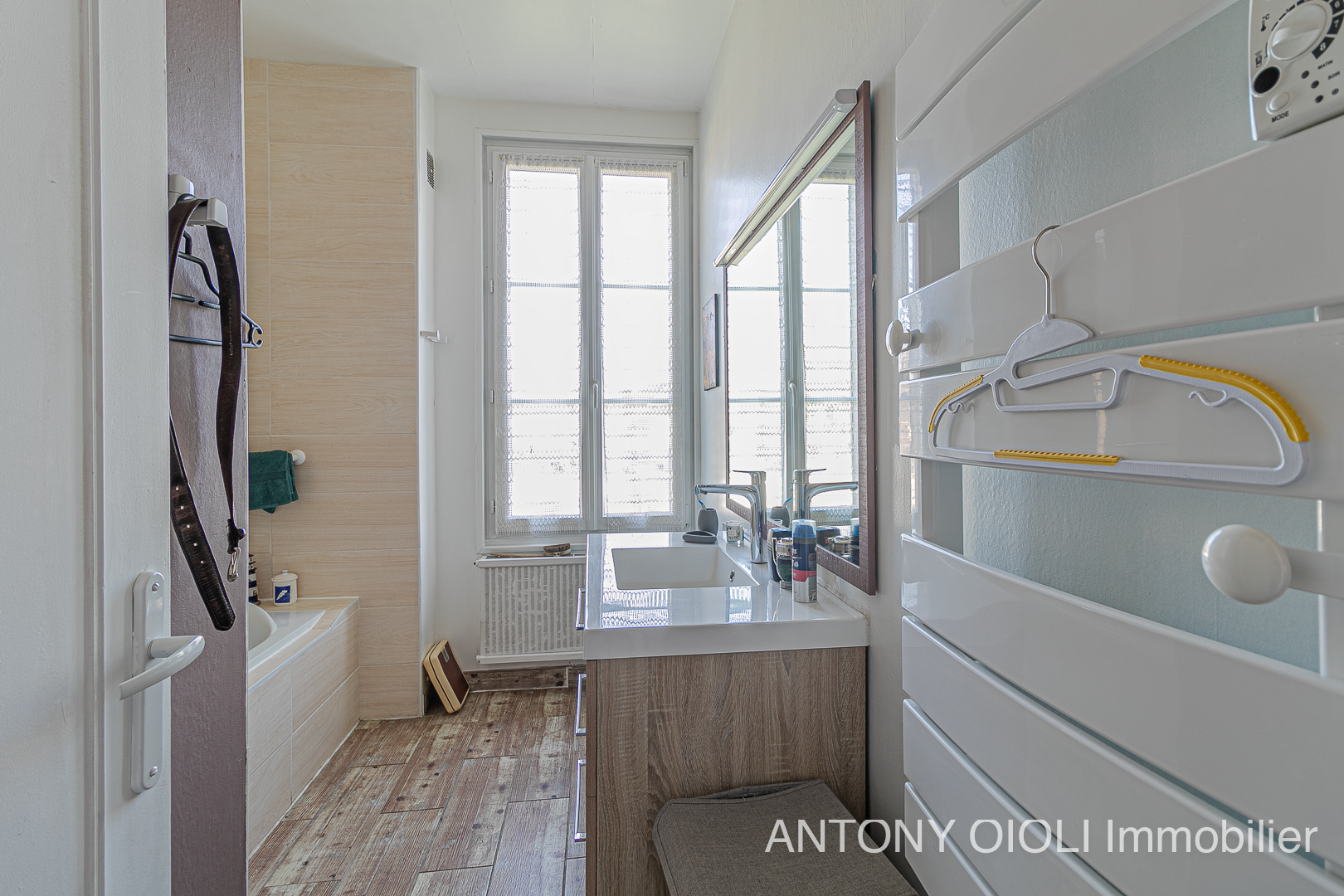 house 5 Rooms for sale on Sens (89100)