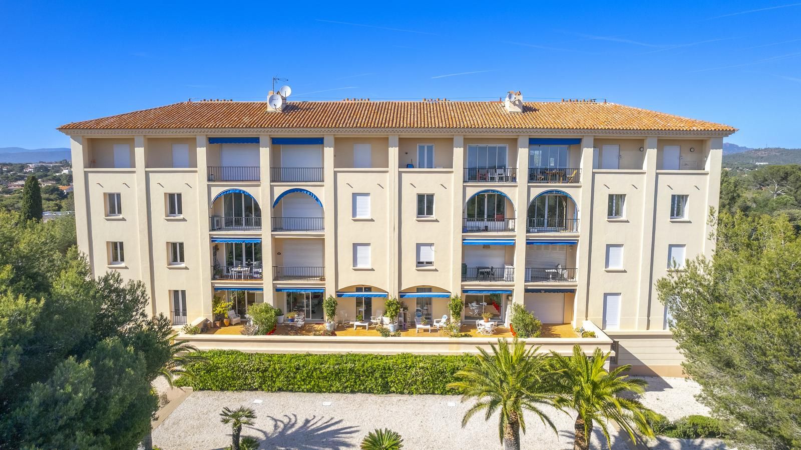 apartment 4 Rooms for sale on Saint-Raphaël (83700)