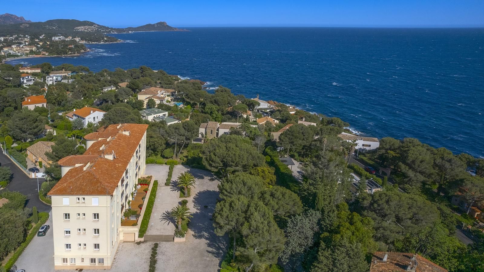 apartment 4 Rooms for sale on Saint-Raphaël (83700)