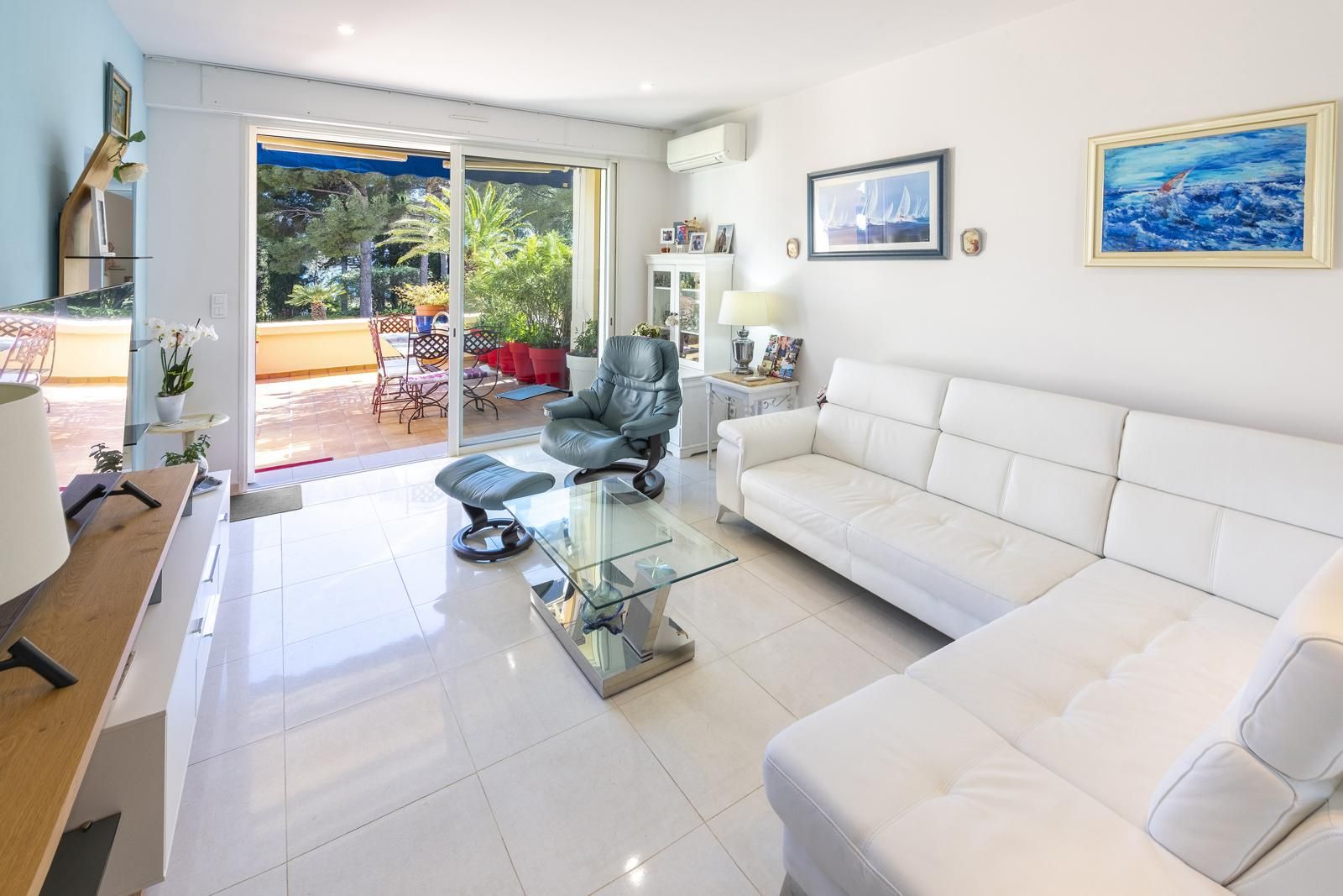 apartment 4 Rooms for sale on Saint-Raphaël (83700)