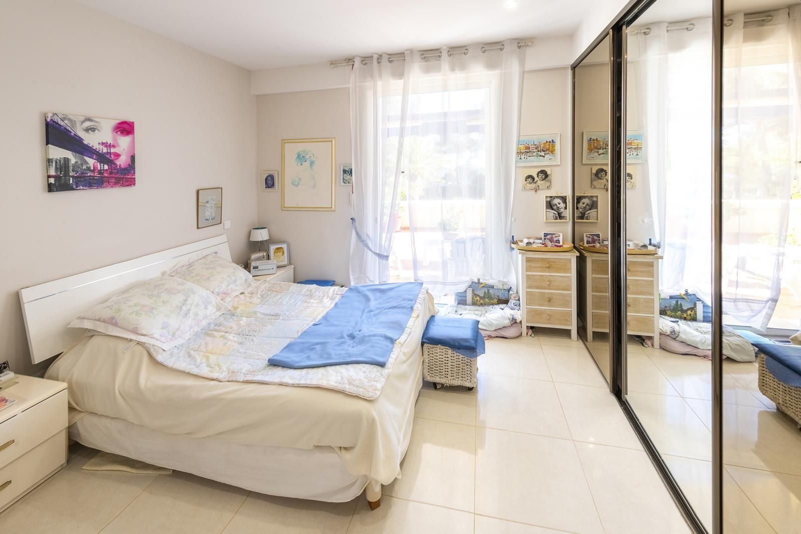 apartment 4 Rooms for sale on Saint-Raphaël (83700)