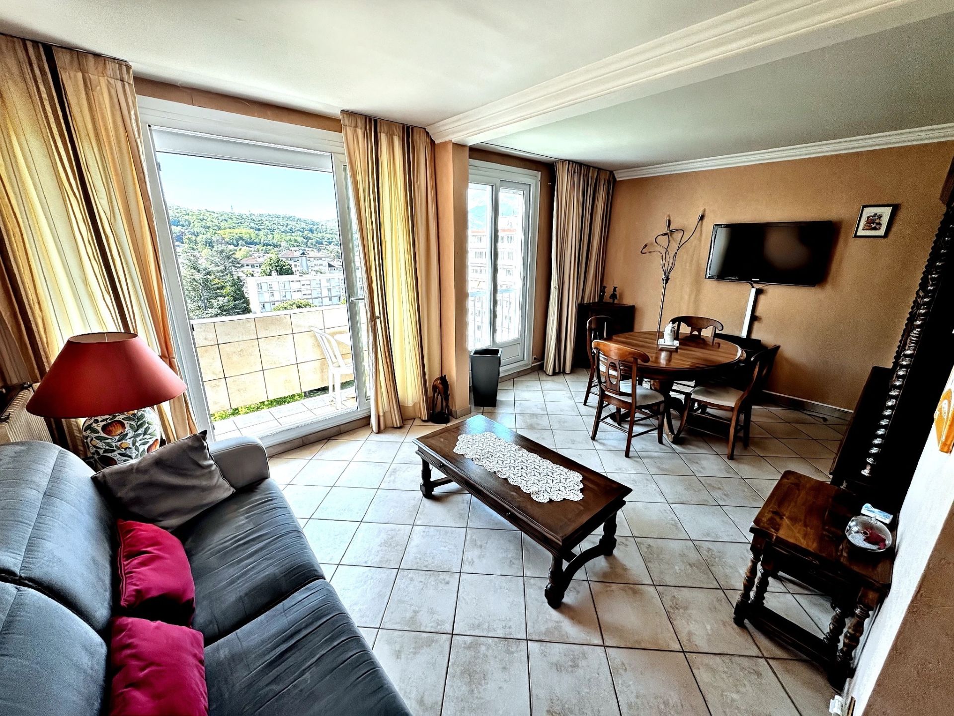 apartment 3 Rooms for sale on Saint-Martin-d'Hères (38400)