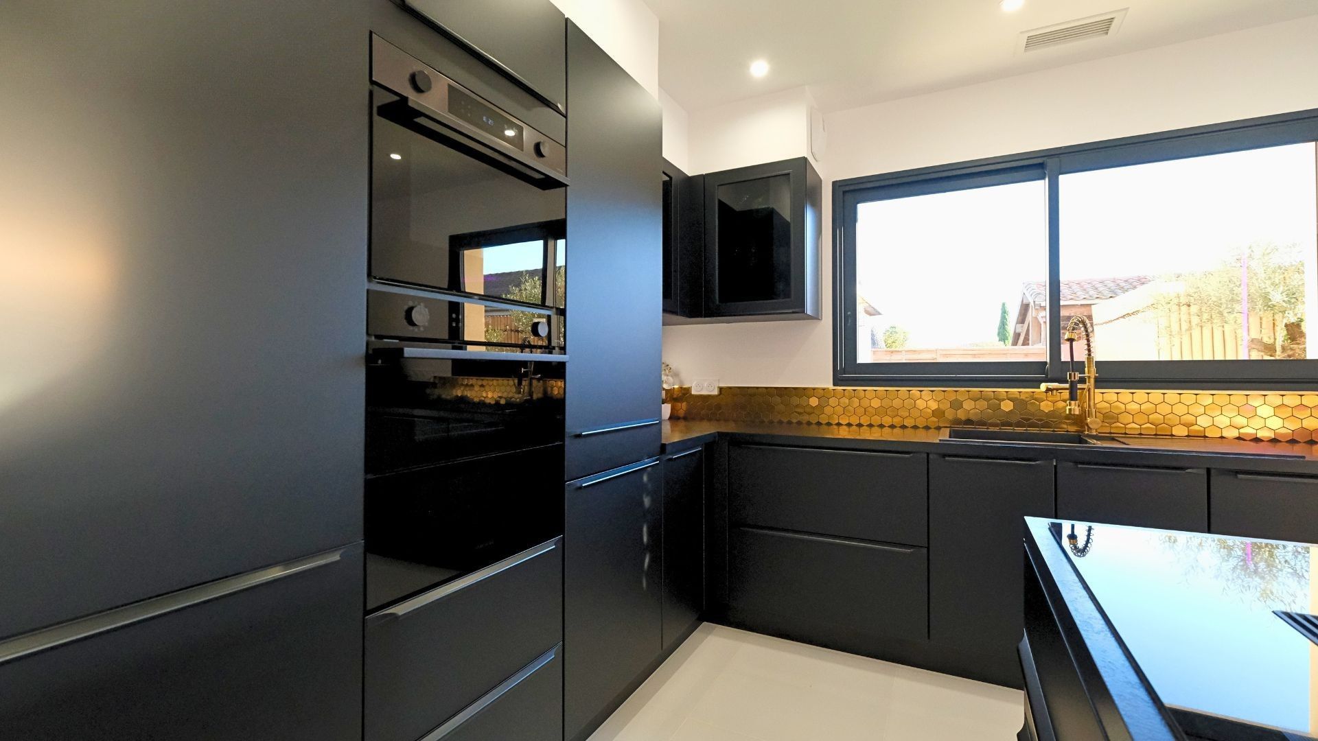 house 5 Rooms for sale on Montady (34310)