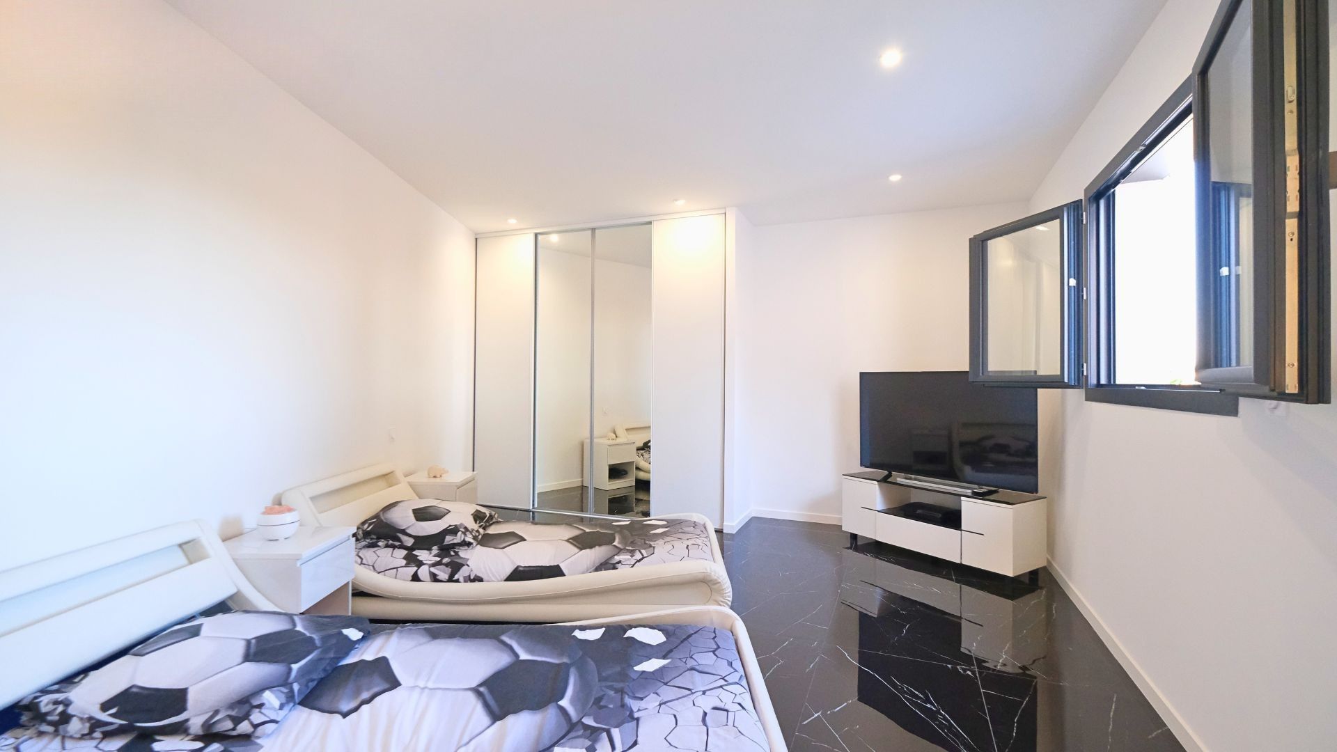 house 5 Rooms for sale on Montady (34310)