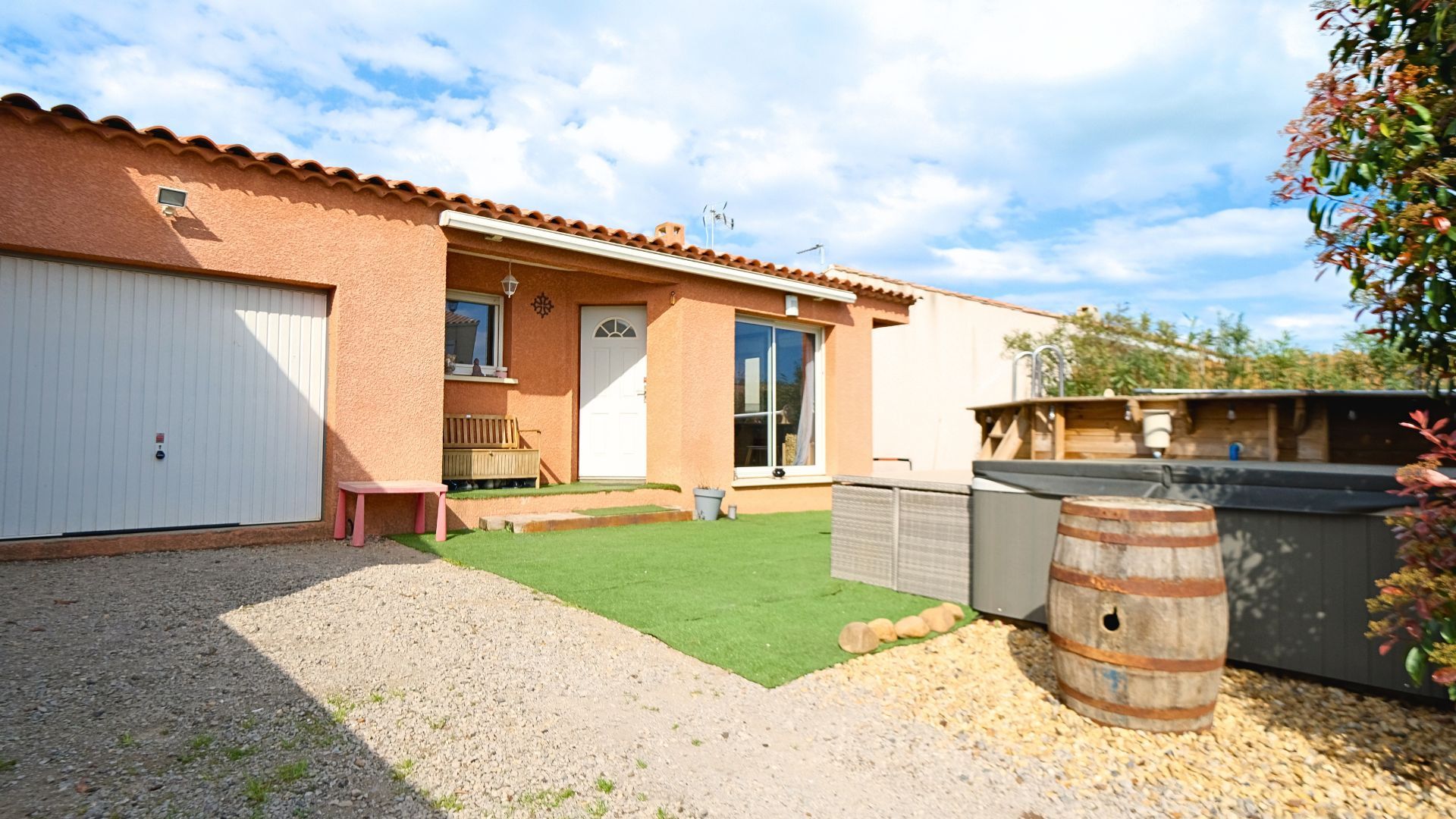 house 4 Rooms for sale on Sauvian (34410)