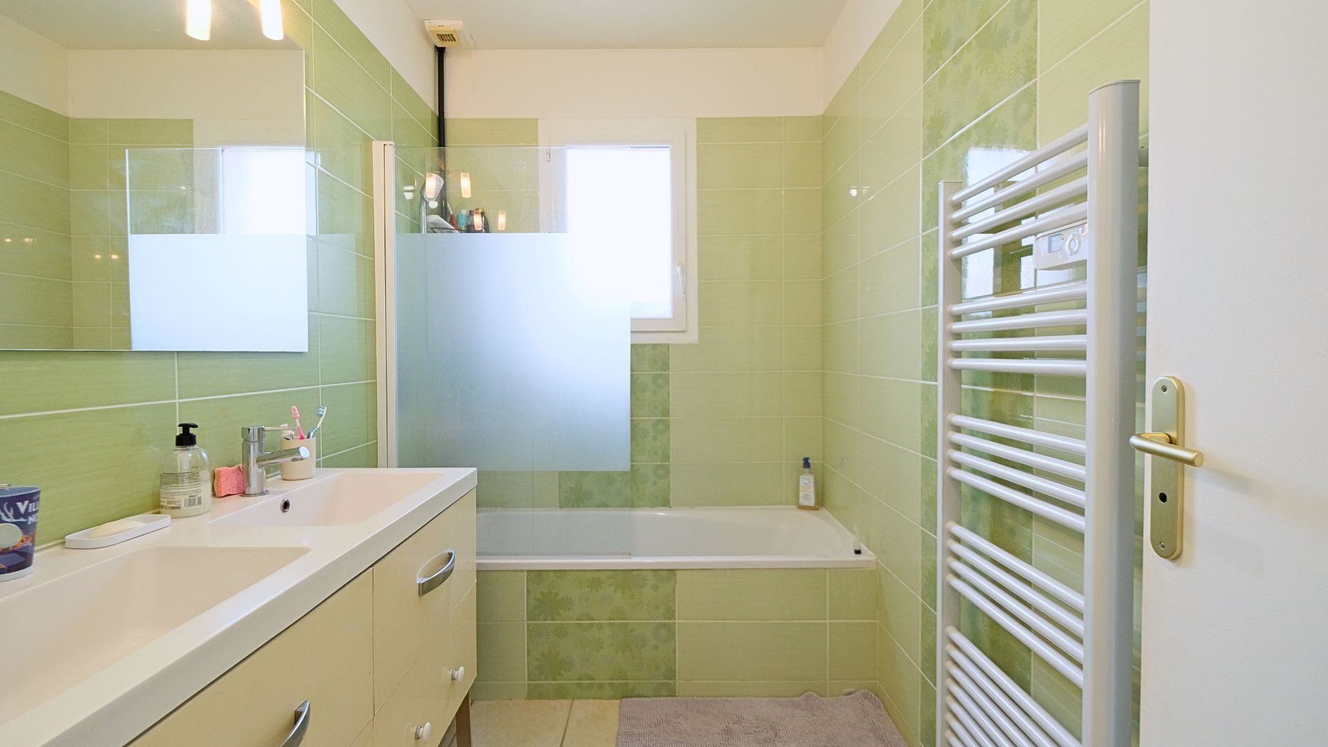 house 4 Rooms for sale on Sauvian (34410)