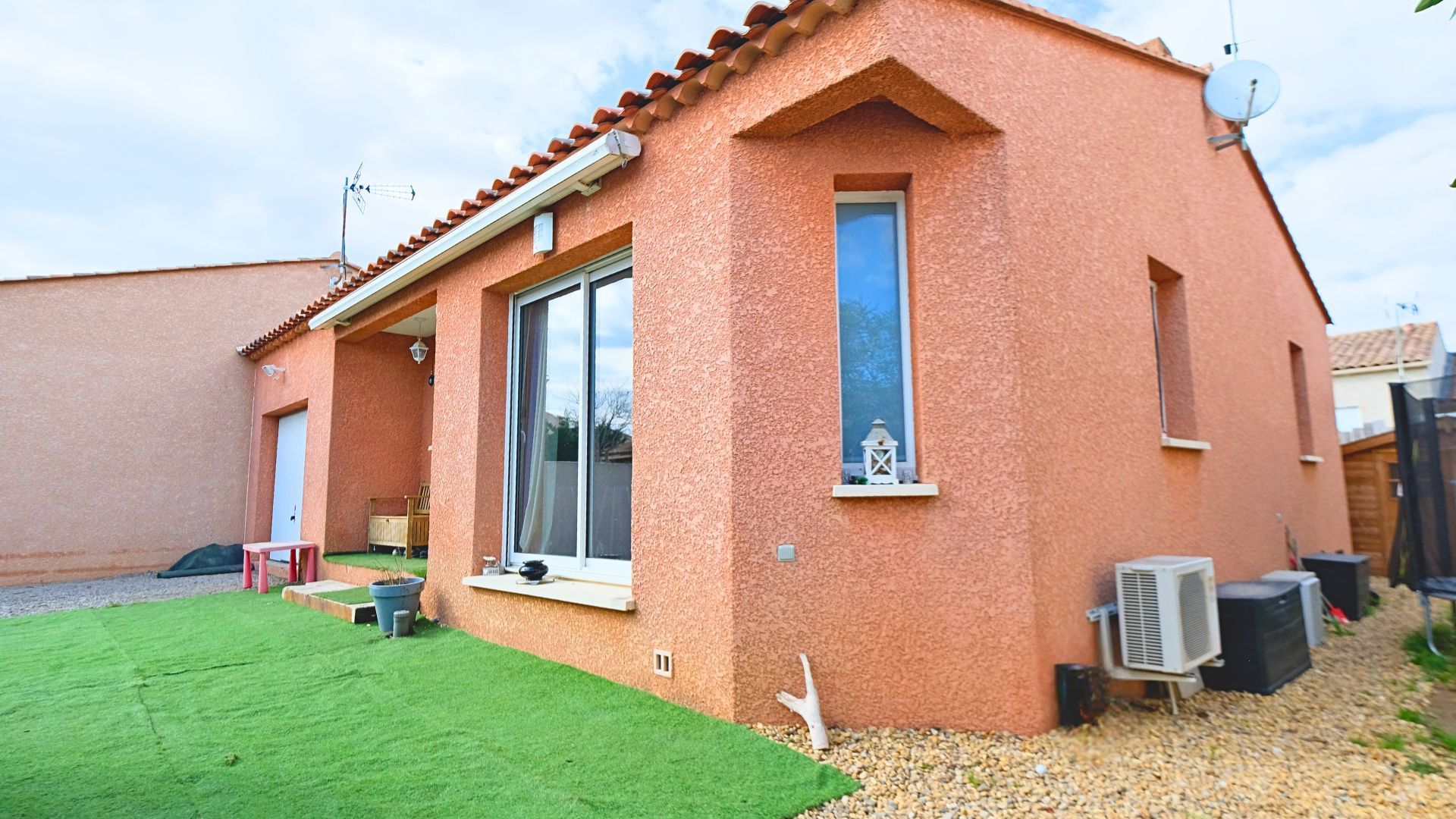 house 4 Rooms for sale on Sauvian (34410)