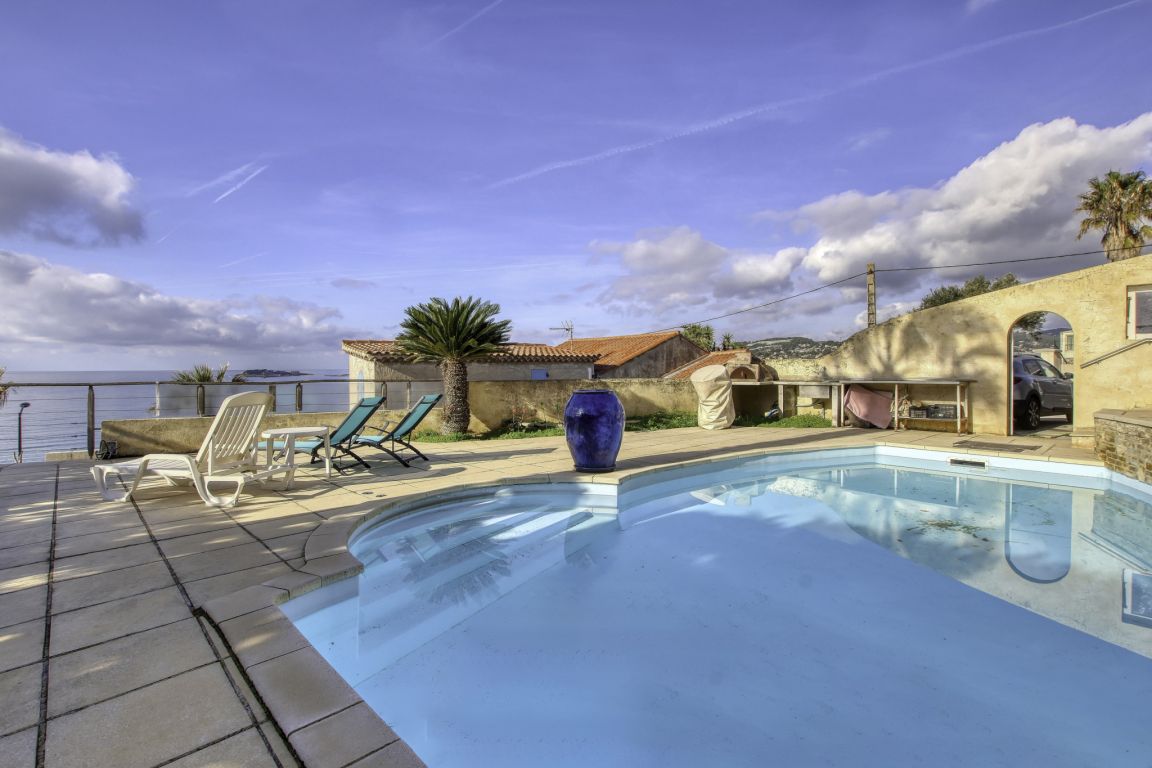 house 12 Rooms for sale on Sanary-sur-Mer (83110) - See details