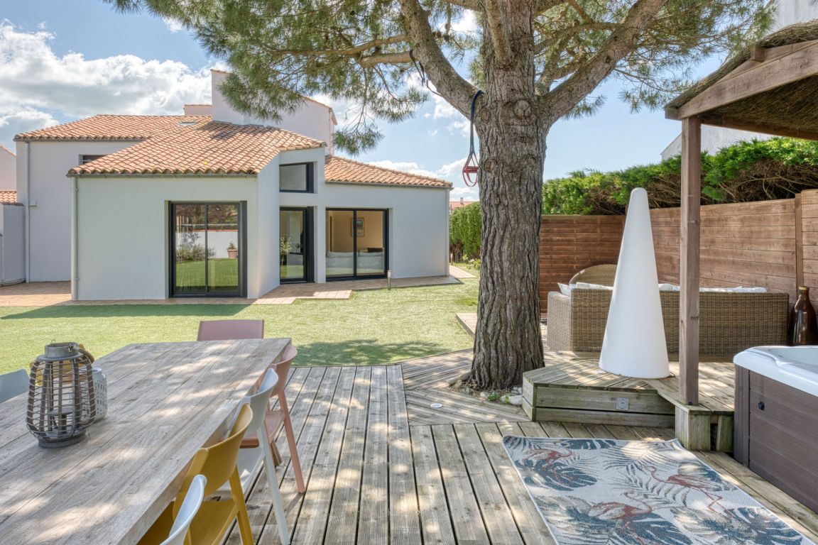 villa 6 Rooms for sale on Rivedoux-Plage (17940) - See details