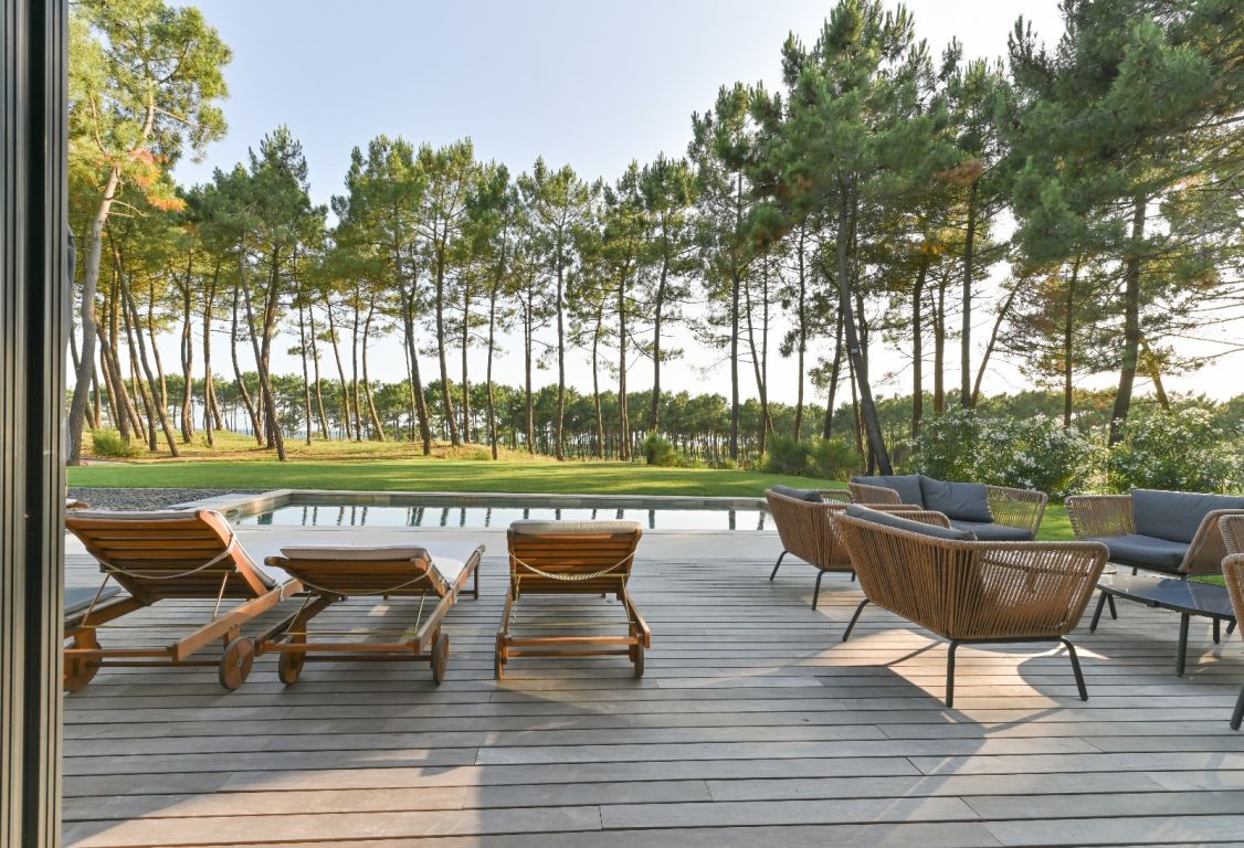 villa 8 Rooms for sale on Les Mathes (17570) - See details