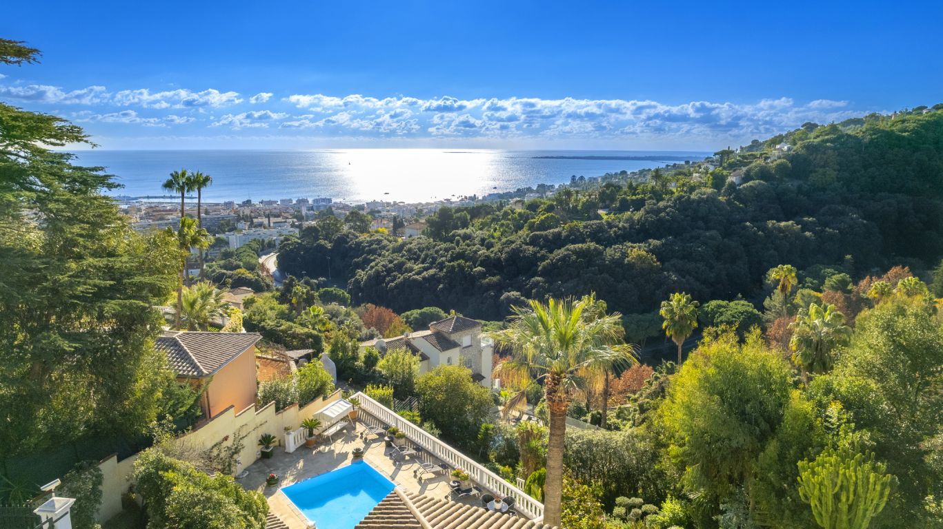 villa 7 Rooms for sale on Vallauris (06220) - See details