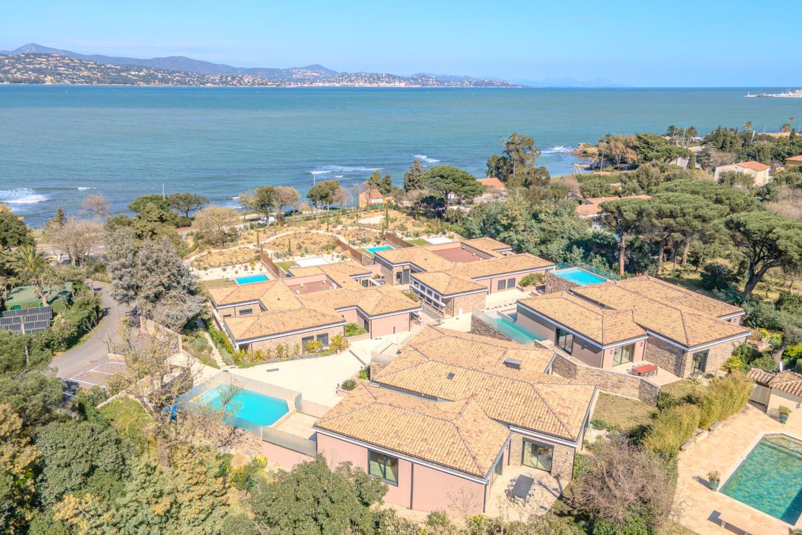 villa 7 Rooms for sale on Gassin (83580) - See details