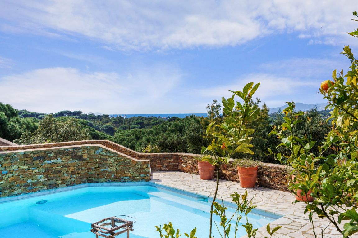 villa 5 Rooms for sale on La Croix-Valmer (83420) - See details
